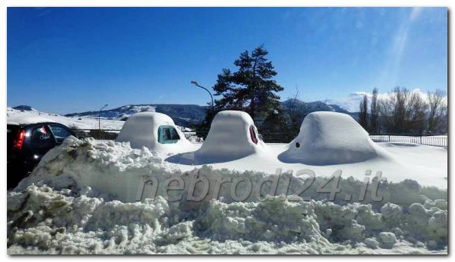 piazza floresta con macchine coperte dalla neve