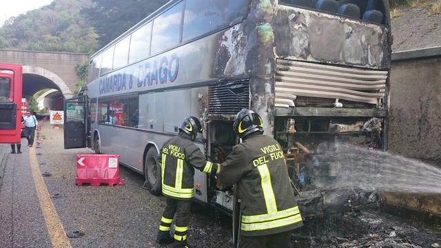 oggi pomeriggio sull' a20 un autobus di linea ha preso fuoco