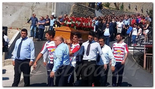 castell'umberto i funerali del vice sindaco Conti Nibali portato a spalla dai ragazzi della sfarandina nebrodi24