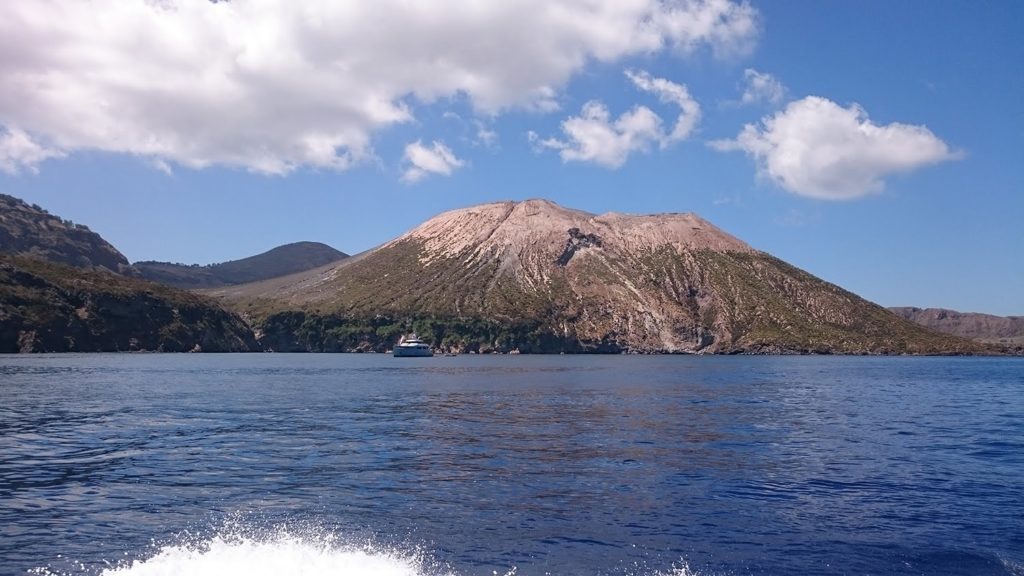 isole eolie – l’isola di vulcano è pronta ad ospitare “strad-arte vulcanara”