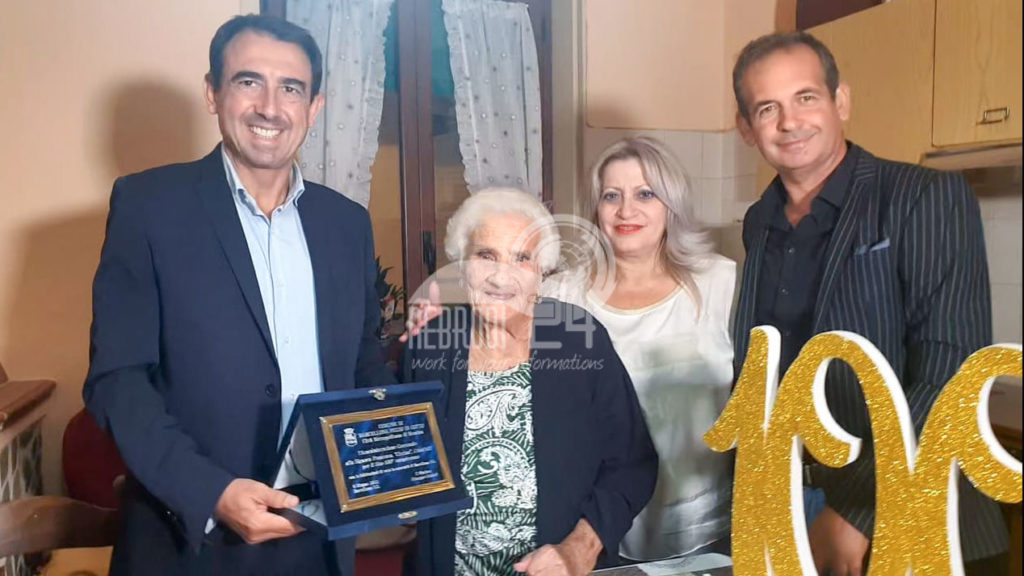 barcellona p.g. – il comune premia la centenaria “nonna ciccina” per il video di 2,6 milioni di visualizzazioni su bella