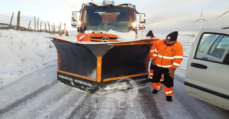 emergenza neve, uomini e mezzi della città metropolitana di messina in azione sulle strade provinciali