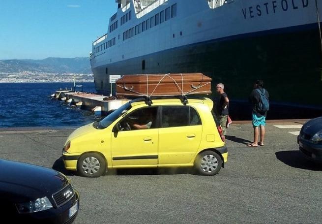 Calabria, sbarca auto con bara sul tetto:  i passeggeri si giocano i numeri al lotto