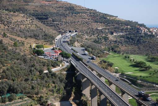Messina e Provincia – Avviati i lavori del verde nelle tratte autostradali  A18 e A20