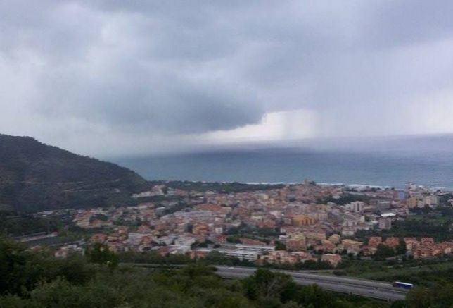 Sicilia – Maltempo, nubifragi nel messinese: funnel cloud a Brolo (Foto)