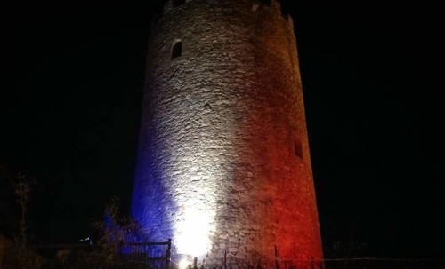 Piraino – La Torre Saracena illuminata con i colori della bandiera francese.
