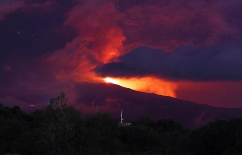 Sicilia – Etna, continua l’eruzione. Ceneri sospinte verso i paesi del messinese