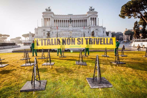 La protesta di Greenpeace davanti l’Altare della Patria a Roma contro le trivellazioni.