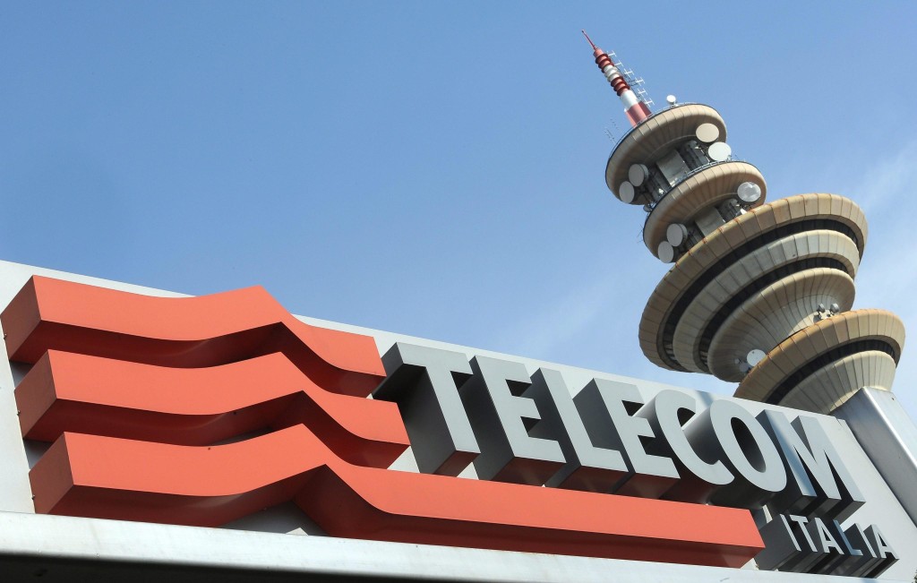 Il logo Telecom Italia all'entrata della sede di Rozzano in una foto del 13 aprile 2010. ANSA/DANIEL DAL ZENNARO
