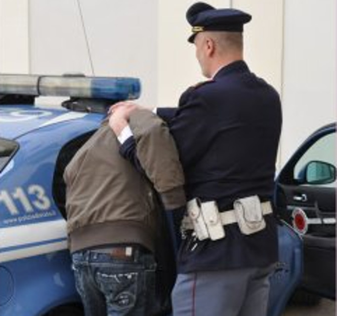 Messina – La polizia di stato sottopone a fermo di p.g. 27enne per detenzione di arma illegale e ricettazione