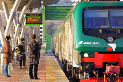 Sicilia – Situazione ferroviaria insostenibile, enormi disagi e ritardi insostenibili alla circolazione dei treni