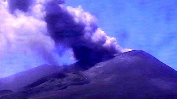 Catania – L’Etna è entrato in piena fase eruttiva (Video)