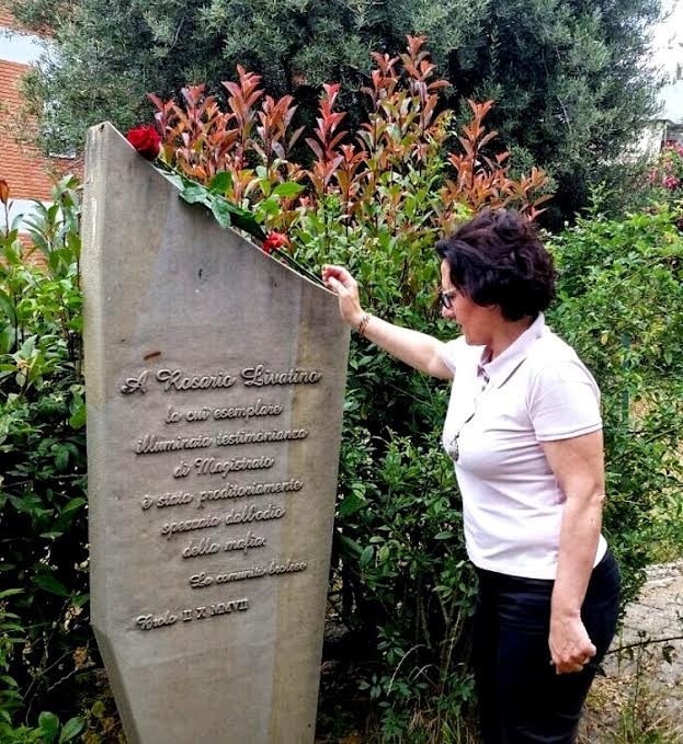 Brolo – l’Assessore Marisa Bonina, depone una rosa alla stele del giudice Livatino
