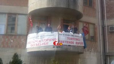 Tortorici – I Dipendenti comunali proseguono nella protesta e chiamano il presidente Mattarella