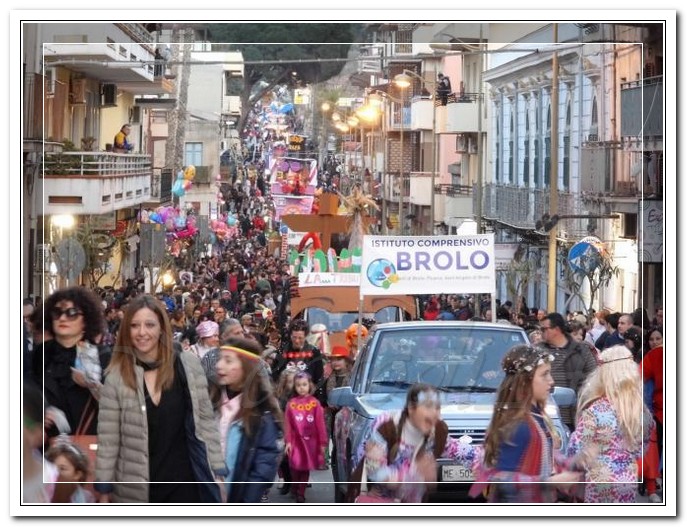 Brolo – Il Carnevale brolese, anche in notturna, conferma il successo di una Squadra Fortissima! (Foto)