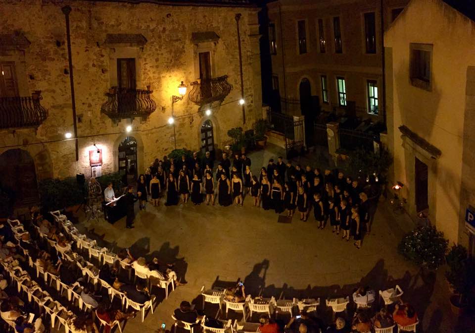 Ficarra – Nella Piazza Badia,  la quinta edizione del festival «Nebrodi in Canto»