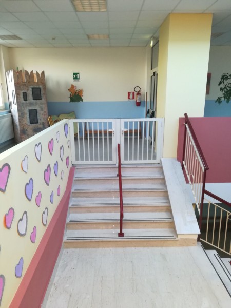 Brolo – Messa in sicurezza la scala interna della scuola elementare di via Quasimodo a Piana