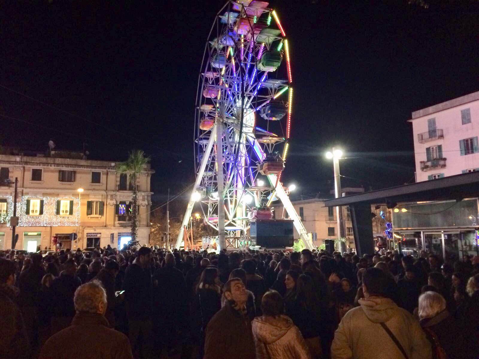 Natale a Messina, oggi il concerto dei Tinturia. Piazza Cairoli invasa, Picciotto: “Mai vista tanta gente nel centro commerciale della città”