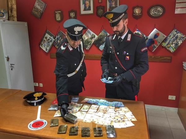 Santa Domenica Vittoria – i Carabinieri arrestano in flagranza di reato un uomo trovato in possesso di oltre 900 grammi di hashish