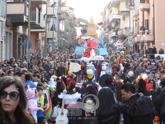 Brolo – Carnevale 2019: colori, allegria e tantissime persone per la prima sfilata (le foto)