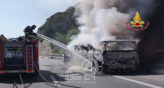 A20 Messina – Villafranca  – Incendio per un autobus che è stato divorato dalle fiamme