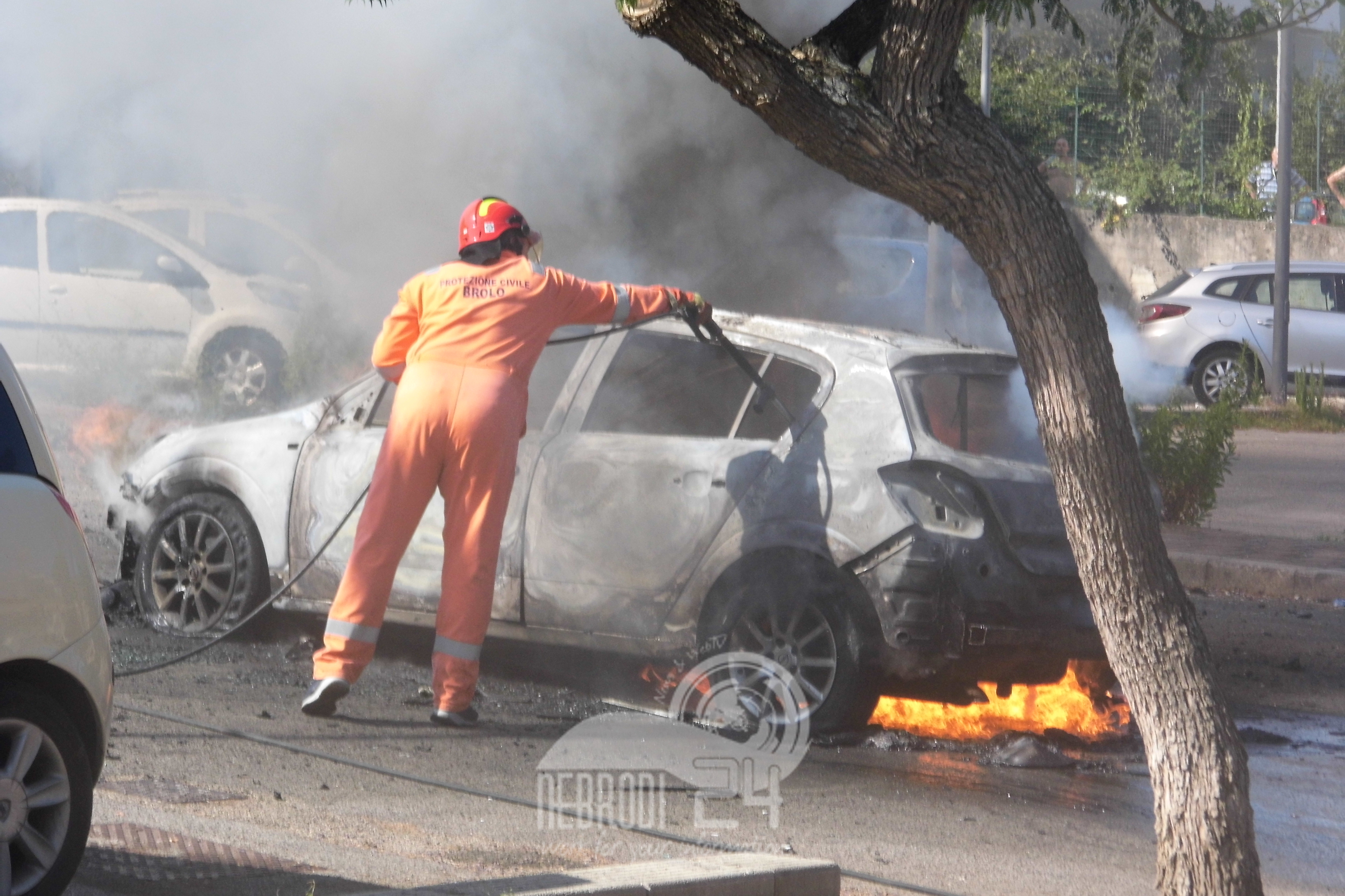 Brolo – Prende fuoco una macchina, la protezione civile evita il peggio.
