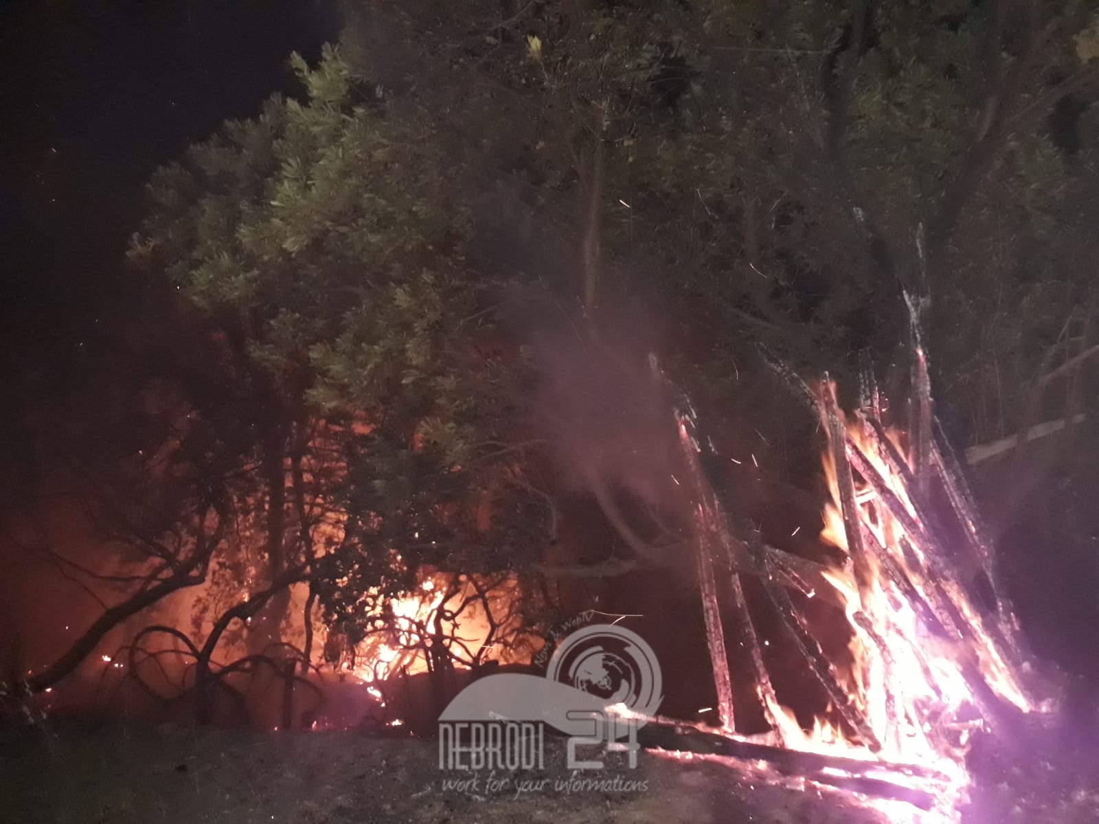 Ficarra – Fuoco e fiamme nella notte. La protezione civile di Brolo, salva tre case ed una villa