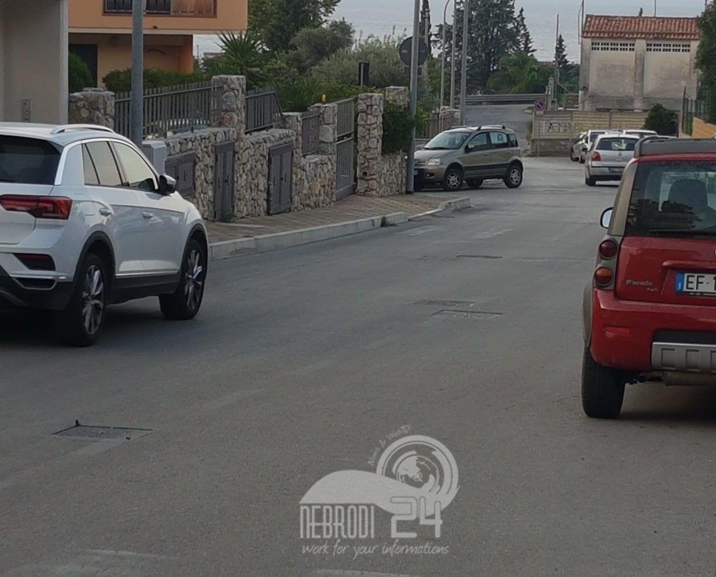 Brolo – Sul via Tommasi di Lampedusa parcheggi selvaggi. L’assessore Ricciardello stiamo provvedendo!