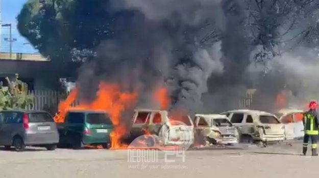 Milazzo – Rogo alla stazione ferroviaria, 5 auto distrutte e 2 danneggiate