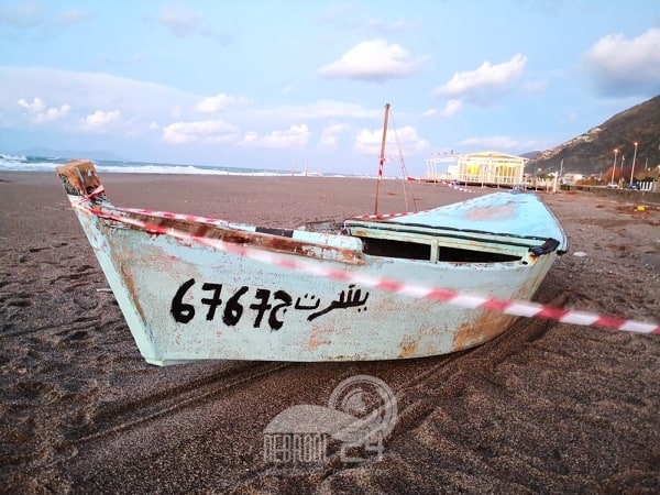 Brolo – Una barca araba spiaggiata sulla riva brolese. Indagini in corso
