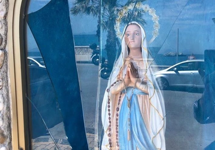 Brolo – Un brutto gesto vandalico per la cappella della Madonna dei Pescatori