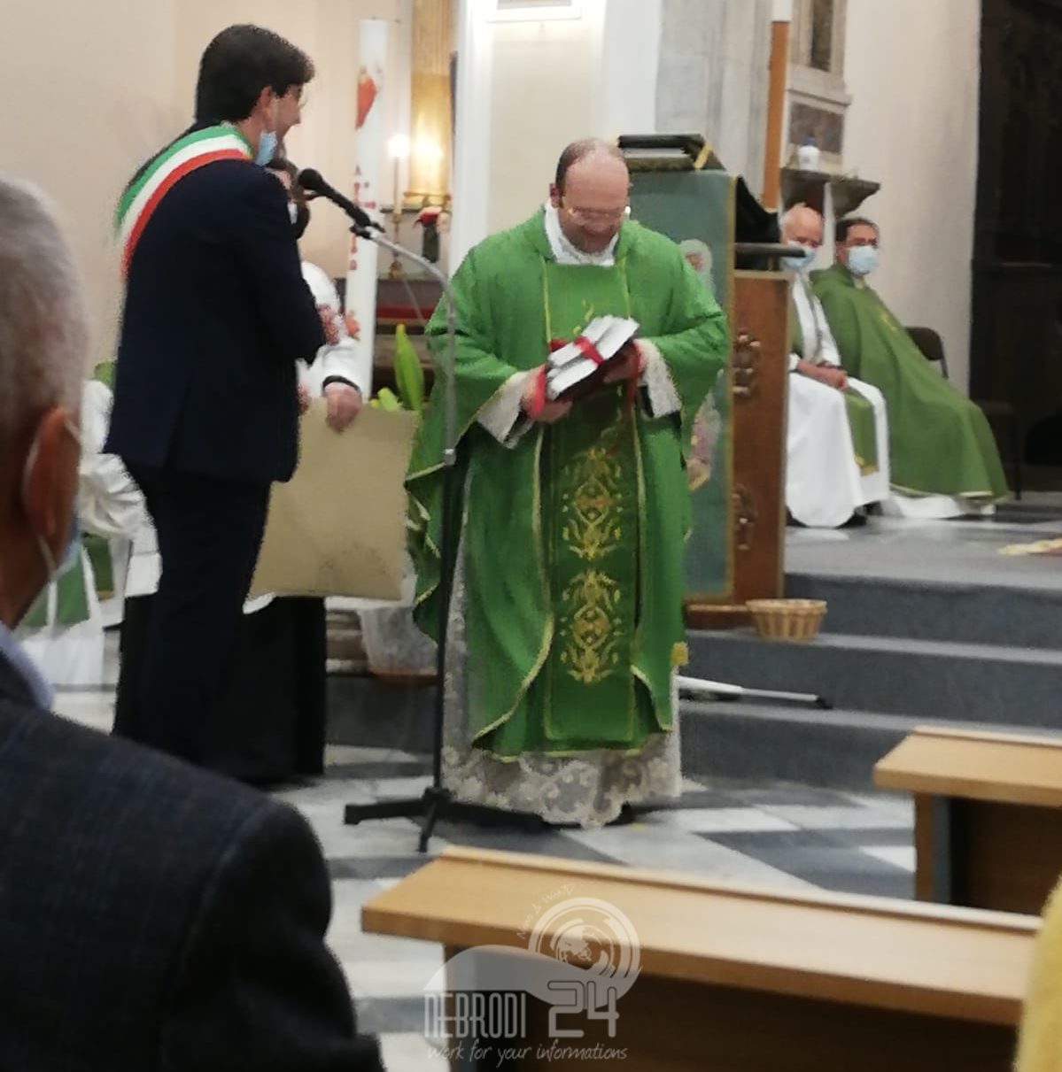Naso – Nella chiesa Madre, la cerimonia di accoglienza del nuovo arciprete Don Francesco De Luca