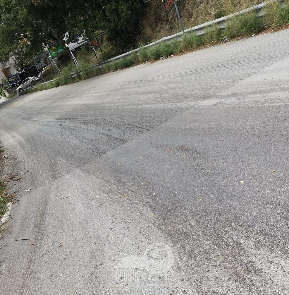Brolo – Chiusa la via Ferrara per olio sull’asfalto