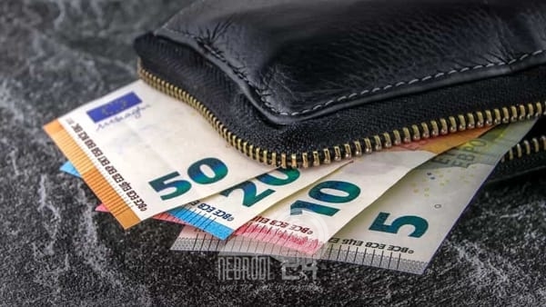 Brolo – Ritrova un portafogli con quasi 400 euro dentro e lo restituisce