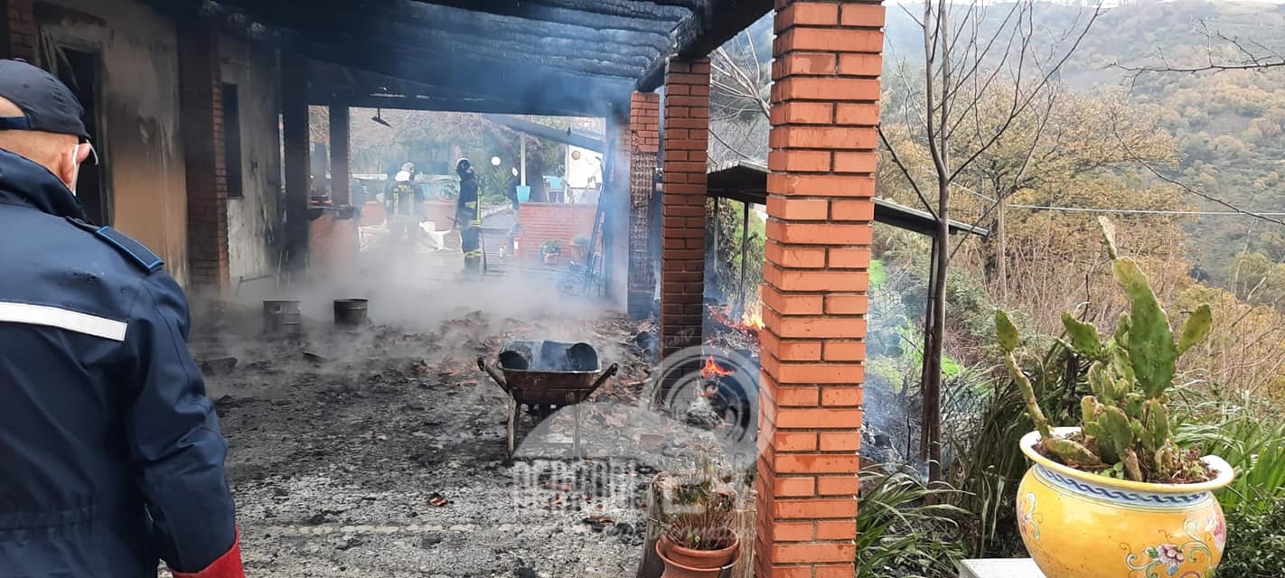 Sinagra – Santo Pietro: i volontari della protezione civile domano un incendio