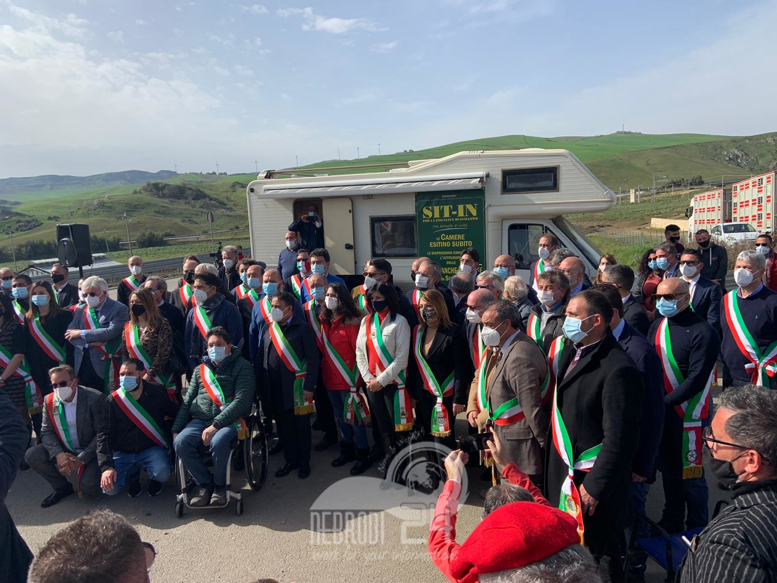 Irosa – Sit-in di protesta: I 133 sindaci siciliani (…Castell’Umberto, Raccuja e Ucria…) chiedono l’applicazione della legge