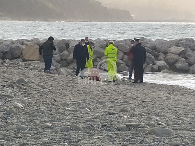 Naso – Trovata morta una donna sulla spiaggia di Ponte Naso