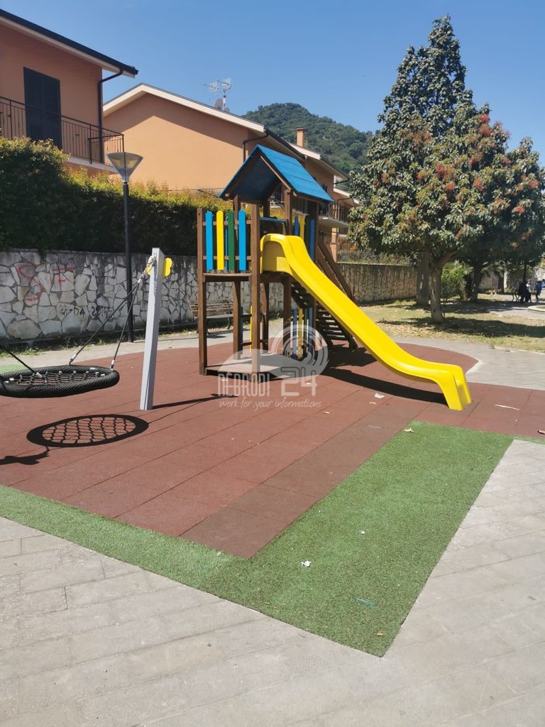 Brolo – Si riparte dai bambini: posizionati i giochi inclusivi nella Villa Comunale e nella villetta di Via Verdi