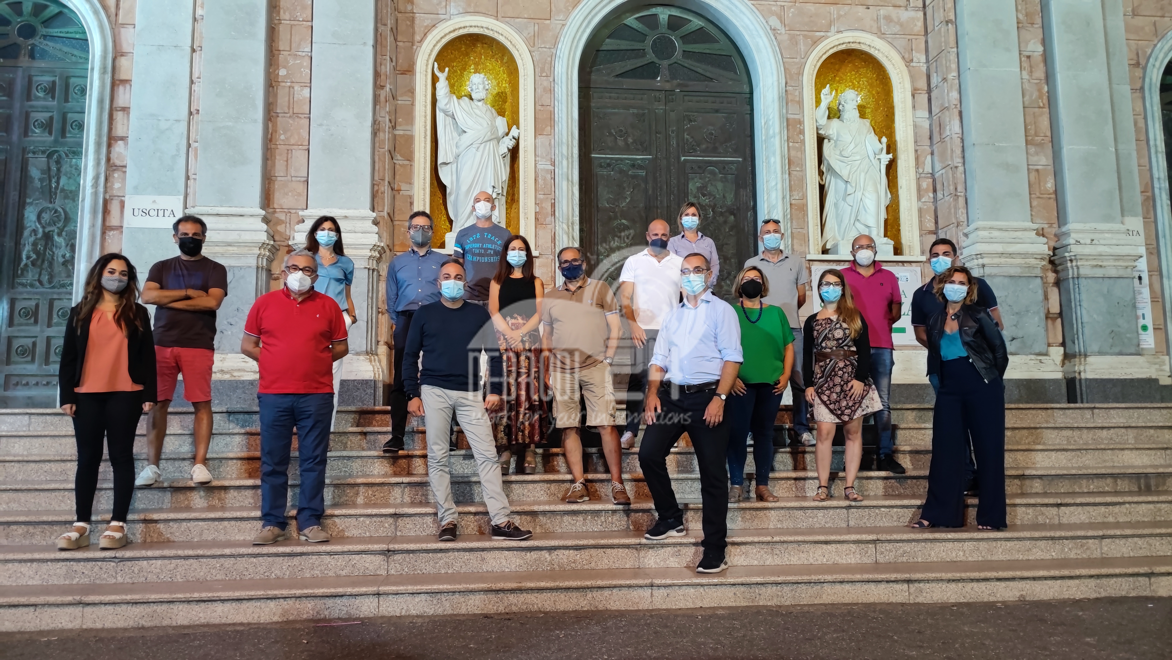 Patti – OMAGGI, SIMBOLI & TERRITORIO – Una foto di “gruppo” sulla scalinata del Santuario del Tindari