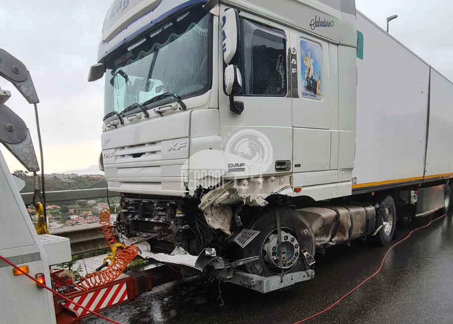 Messina – Grave incidente di un camion in tangenziale, rallentamenti e uscite obbligatorie 