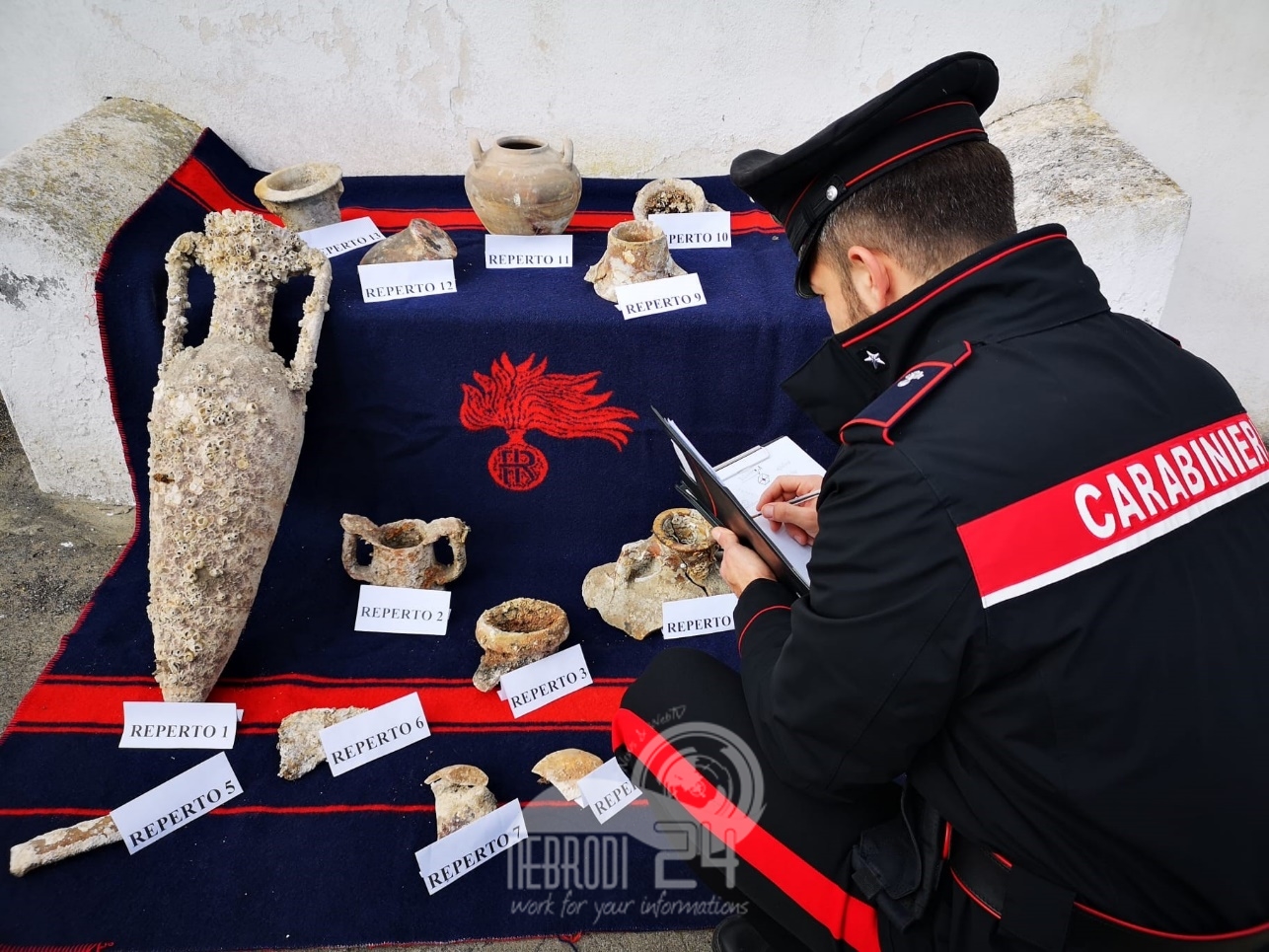 Vulcano  – I Carabinieri restituiscono alcuni reperti archeologici alla collettività.