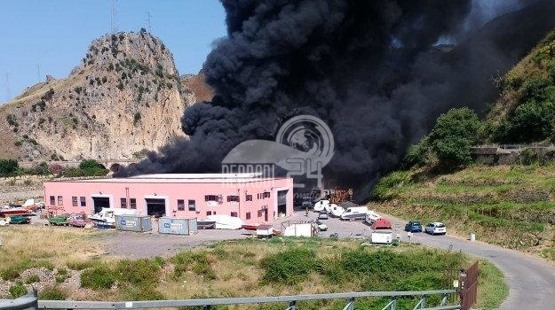 Torrenova – Vasto incendio in un capannone al confine con Sant’Agata Militello