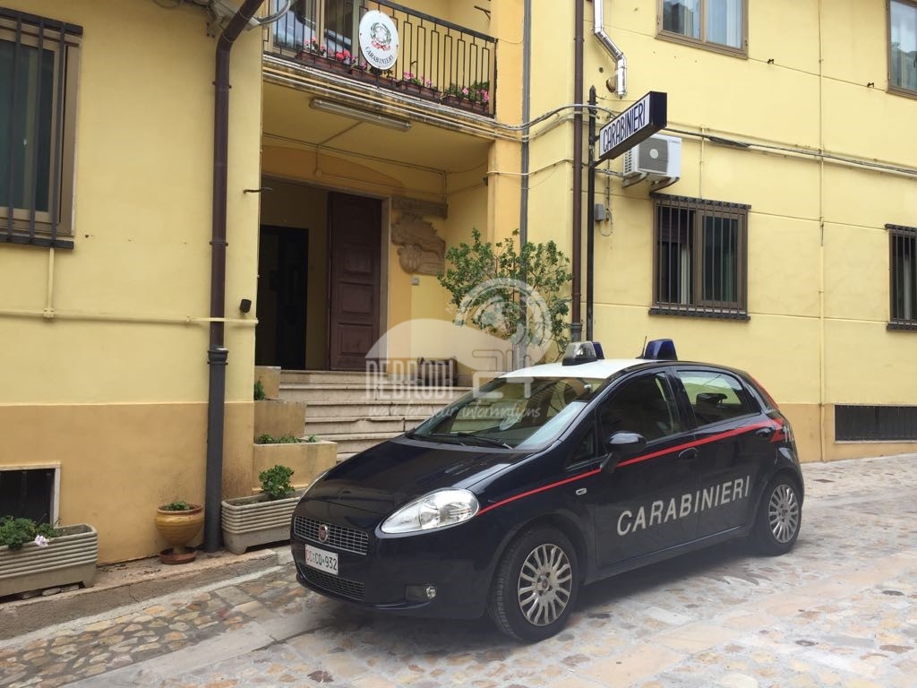 Mistretta – Danneggia 8 veicoli parcheggiati, un uomo denunciato dai Carabinieri