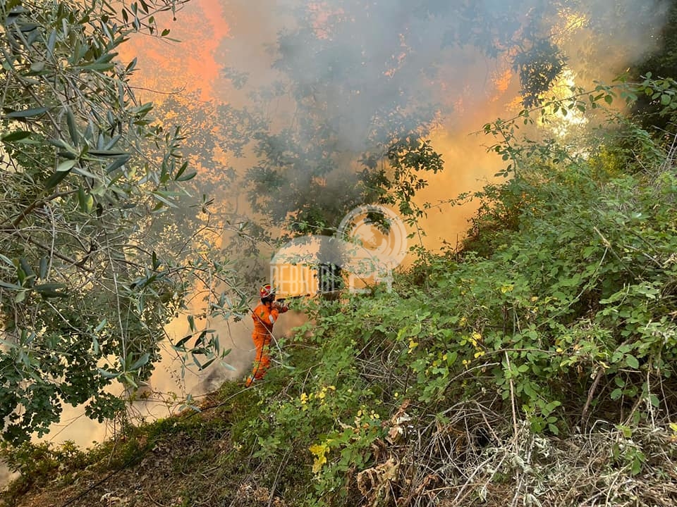 Castell’Umberto e Sinagra – Diversi incendi hanno bruciato il territorio. Gran lavoro della Protezione Civile (video)