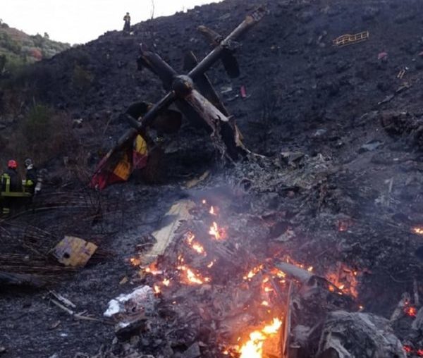 Catania – Canadair si schianta sull’Etna: riprese le ricerche dei due piloti dispersi