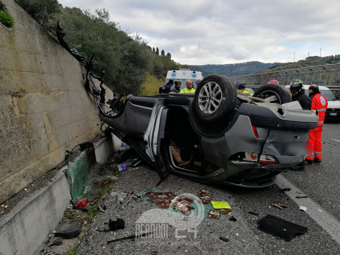 A20 Messina-Palermo, auto contro muro: morti due catanesi