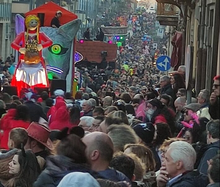 Brolo – Carnevale: ancora un successo di pubblico, tra colori, carri allegorici e gruppi mascherati (le foto)