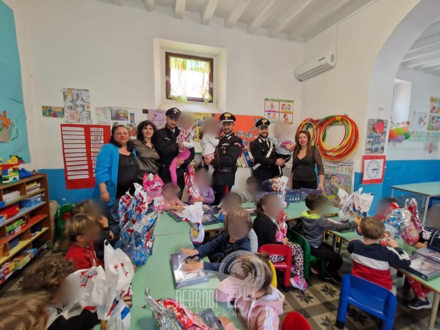 Stromboli (Isole Eolie) – I carabinieri donano regali e uova di Pasqua ai bambini della scuola