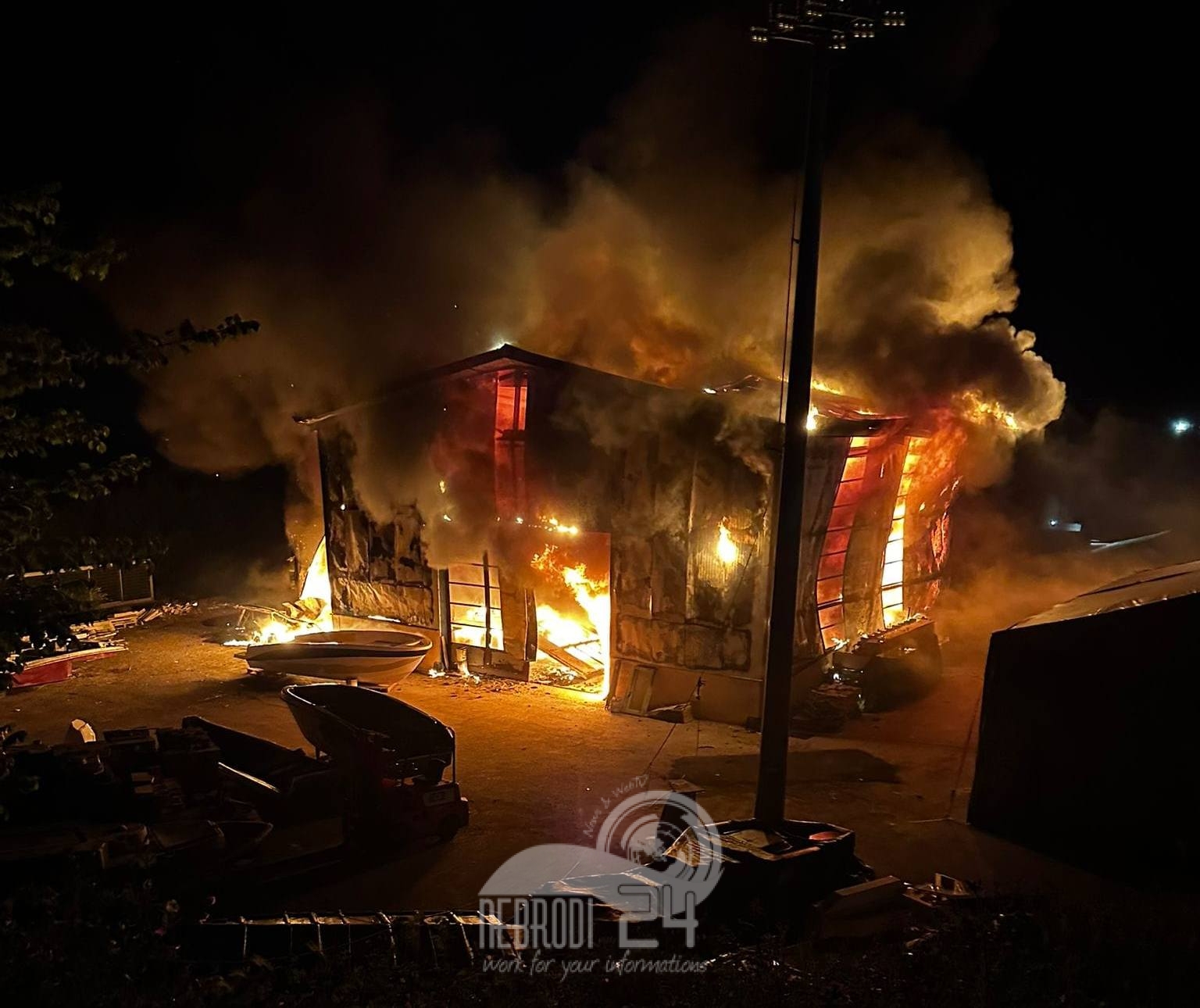 San Piero Patti  – Incendio nell’area industriale in un capannone utilizzato per lavori di vetroresina
