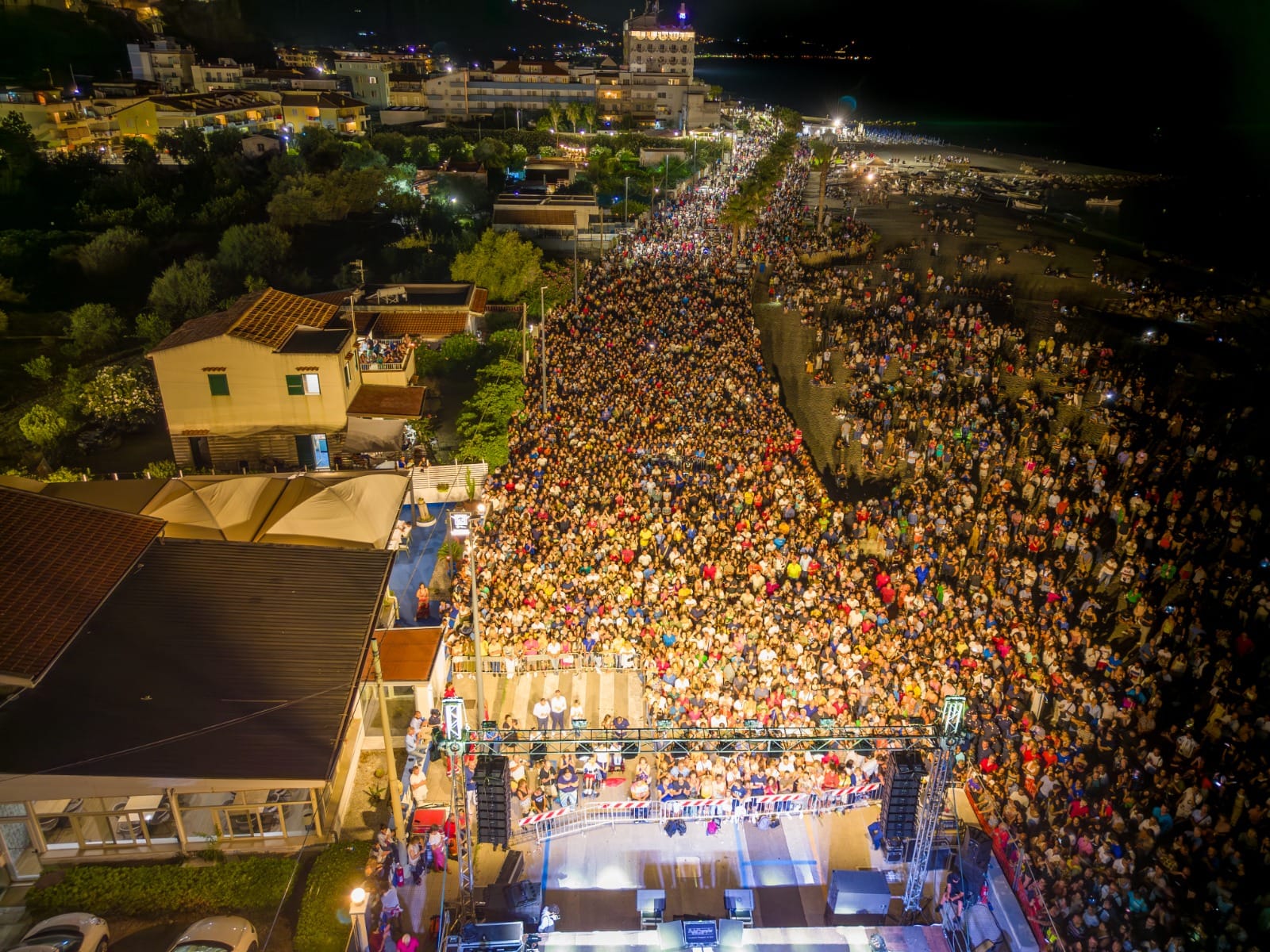 Brolo – Migliaia di persone per il Ferragosto con Giusy Ferreri e gli spettacolari fuochi d’artificio (video e foto)